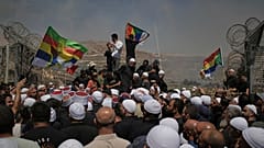 دروز من سوريا وإسرائيل يحتجون عند الحدود السورية الإسرائيلية في مجدل شمس بالجولان المحتل، الأربعاء 16 يوليو 2025.