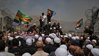 دروز من سوريا وإسرائيل يحتجون عند الحدود السورية الإسرائيلية في مجدل شمس بالجولان المحتل، الأربعاء 16 يوليو 2025.