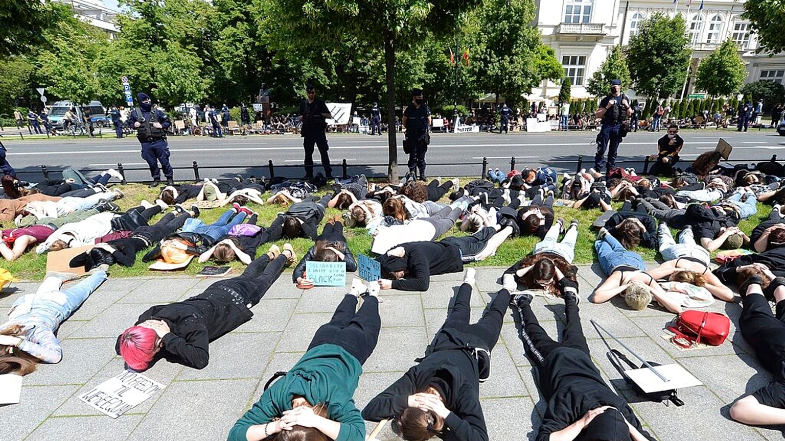 Ludzie protestują przeciwko rasizmowi przed Ambasadą USA w Otwocku, w czwartek 4 czerwca 2020 r., w reakcji na śmierć George'a Floyda. (AP Photo/Czarek Sokolowski)