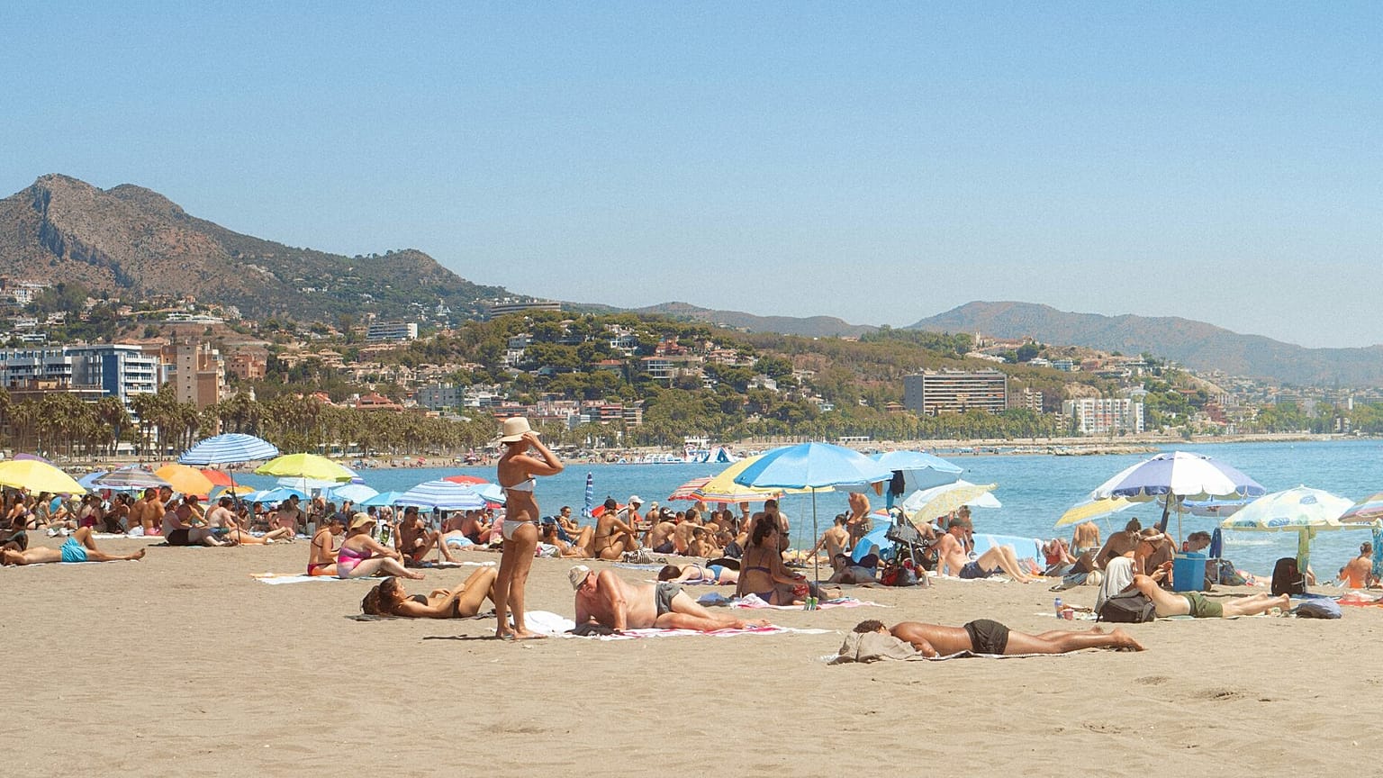 A Espanha procura educar os turistas e reprimir os maus comportamentos turísticos.