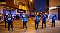 Lokale Polizeibeamte und Vertreter der spanischen Guardia Civil gehen während der Unruhen in Torre-Pacheco am 12. Juli 2025 in Stellung.