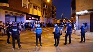 Des agents de la police locale et de la garde civile espagnole pendant les troubles à Torre Pacheco, dans l'est de l'Espagne, le vendredi 12 juillet 2025.