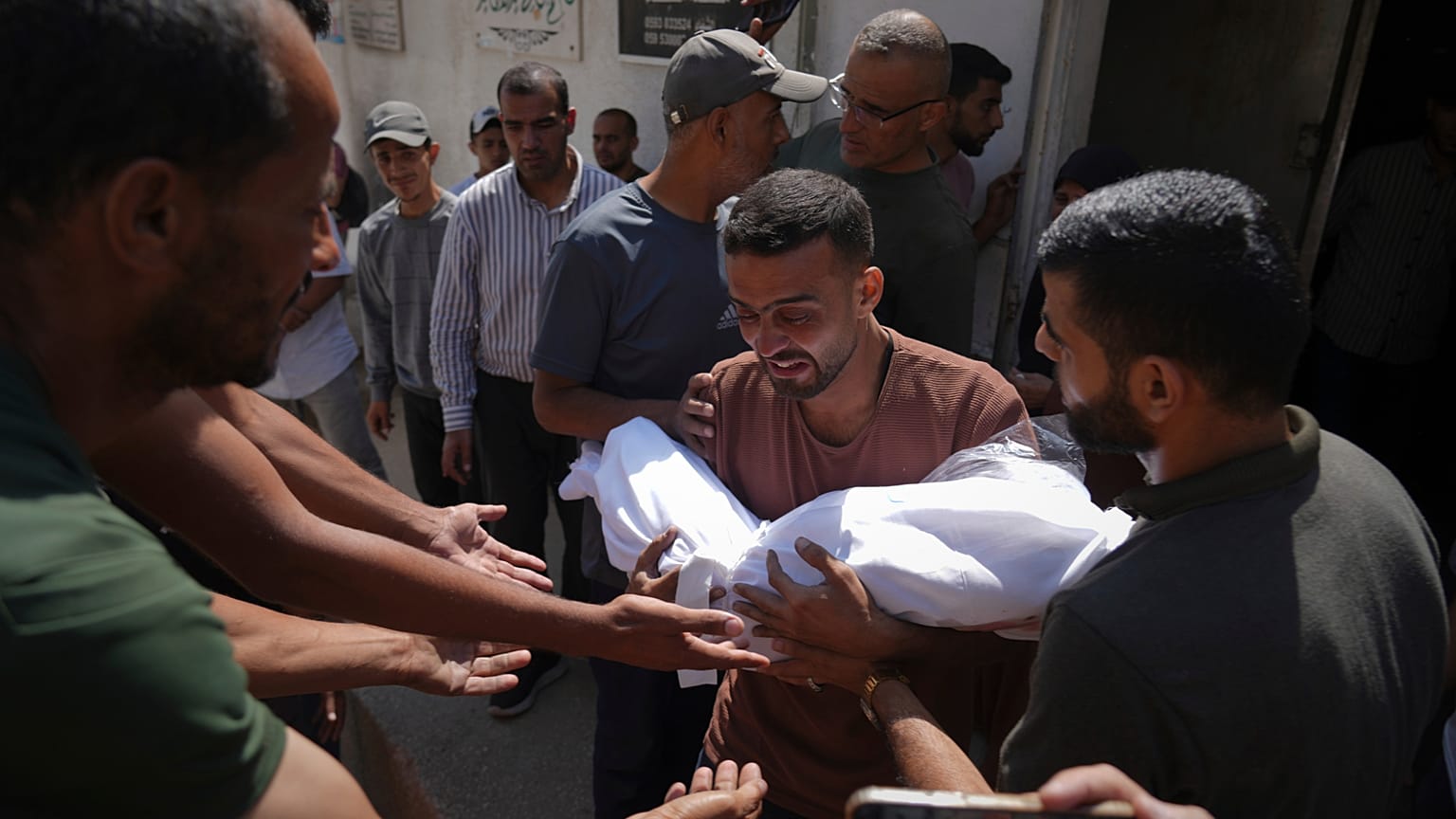 Ein Mann hält den Leichnam seines Kindes, das bei einem israelischen Luftangriff auf Gaza getötet wurde, im Shifa-Krankenhaus in Gaza-Stadt am Dienstag, den 15. Juli 2025.
