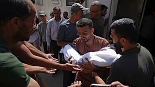 Ein Mann hält den Leichnam seines Kindes, das bei einem israelischen Luftangriff auf Gaza getötet wurde, im Shifa-Krankenhaus in Gaza-Stadt am Dienstag, den 15. Juli 2025.