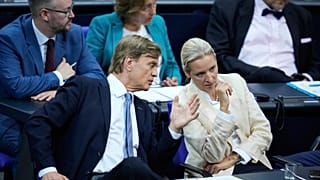 Η επικεφαλής του AfD Alice Weidel (δεξιά) στη Bundestag