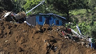 Una casa destruida tras un mortal corrimiento de tierras provocado por las fuertes lluvias en Bello, estado de Antioquia, Colombia, el miércoles 25 de junio.