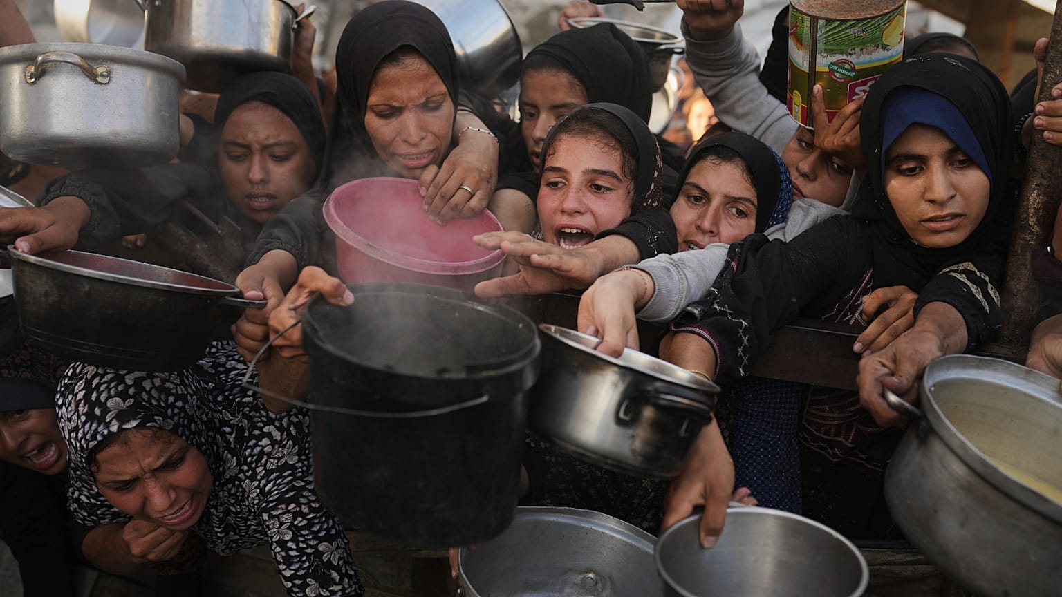 مطابخ الخير في غزة تكافح لتوفير الغذاء وسط تفاقم الأزمة الإنسانية وجوع متزايد يهدد حياة السكان.