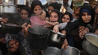 مطابخ الخير في غزة تكافح لتوفير الغذاء وسط تفاقم الأزمة الإنسانية وجوع متزايد يهدد حياة السكان.