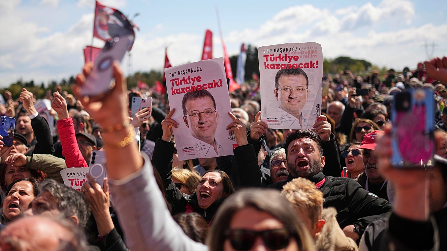 Supporters chant slogans as they gather outside Silivri Prison where Istanbul Mayor Ekrem İmamoğlu is being held west of Istanbul, 11 April, 2025