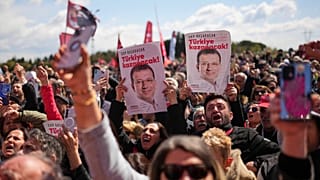Supporters chant slogans as they gather outside Silivri Prison where Istanbul Mayor Ekrem İmamoğlu is being held west of Istanbul, 11 April, 2025