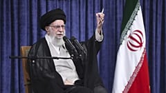المرشد الإيراني علي خامنئي خلال اجتماع مع مسؤولين قضائيين في طهران، 16 تموز/يوليو 2025.