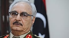 ARQUIVO: O general Khalifa Haftar, chefe das forças armadas baseadas no leste da Líbia, fala durante uma entrevista em al-Marj, 18 de março de 2015