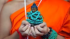 Taylandlı bir Budist rahip Hindistan'ın Dharmsala kentinde bir Buda heykeli taşırken, 7 Eylül 2018