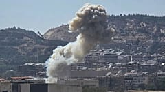 Auf diesem von der syrischen staatlichen Nachrichtenagentur SANA veröffentlichten Foto steigt Rauch von einem israelischen Luftangriff auf, der das syrische Verteidigungsministerium in Damaskus, Syrien, am 16. Juli 2025 traf.