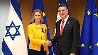 A chefe da política externa da União Europeia, Kaja Kallas, à esquerda, aperta a mão ao ministro dos Negócios Estrangeiros de Israel, Gideon Sa'ar, durante o Conselho de Associação UE-Israel no Conselho Europeu