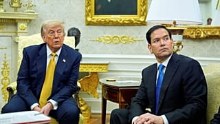 الرئيس دونالد ترامب ووزير الخارجية ماركو روبيو يستمعان خلال اجتماع مع ولي عهد البحرين في المكتب البيضاوي بالبيت الأبيض، الأربعاء 16 يوليو 2025