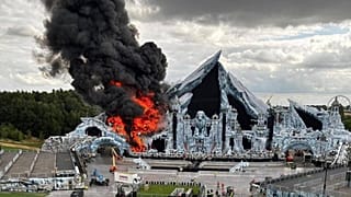 O incêndio no palco principal do festival Tomorrowland em Boom, 16 de julho de 2025