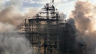 El escenario principal del festival Tomorrowland destruido por un incendio en Boom, 16 de julio de 2025
