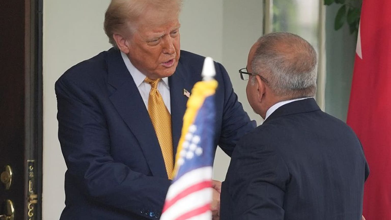 الرئيس دونالد ترامب يستقبل ولي عهد البحرين الأمير سلمان بن حمد آل خليفة في البيت الأبيض، الأربعاء 16 يوليو 2025، في واشنطن. 