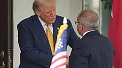 الرئيس دونالد ترامب يستقبل ولي عهد البحرين الأمير سلمان بن حمد آل خليفة في البيت الأبيض، الأربعاء 16 يوليو 2025، في واشنطن. 