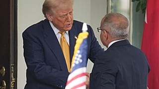 الرئيس دونالد ترامب يستقبل ولي عهد البحرين الأمير سلمان بن حمد آل خليفة في البيت الأبيض، الأربعاء 16 يوليو 2025، في واشنطن. 