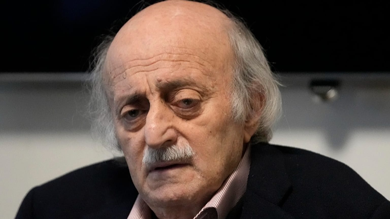 الزعيم الدرزي اللبناني وليد جنبلاط خلال مؤتمر صحافي في بيروت، 2 مارس 2025.