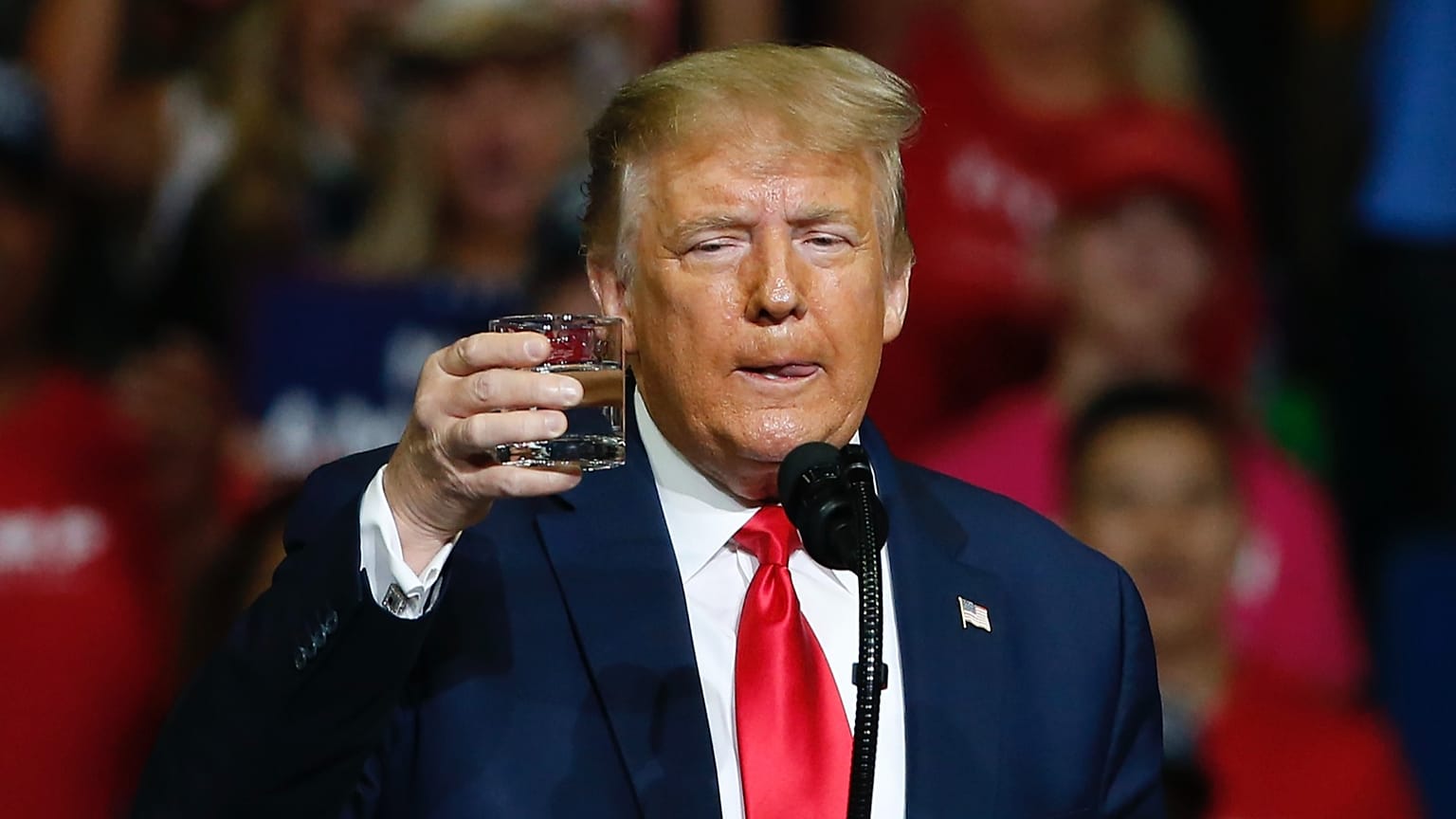 ABD Başkanı Donald Trump, 20 Haziran 2020 Cumartesi günü Oklahoma, Tulsa'daki BOK Center'da düzenlenen bir kampanya mitinginde görüntüleniyor