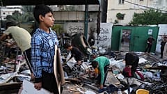 ΑΡΧΕΙΟ - Παλαιστίνιοι επιθεωρούν τις ζημιές σε ένα σχολείο που επλήγη σε ένα θανατηφόρο ισραηλινό στρατιωτικό χτύπημα στην πόλη της Γάζας στις 26 Μαΐου 2025. (AP Photo/Jehad Alshrafi, File)