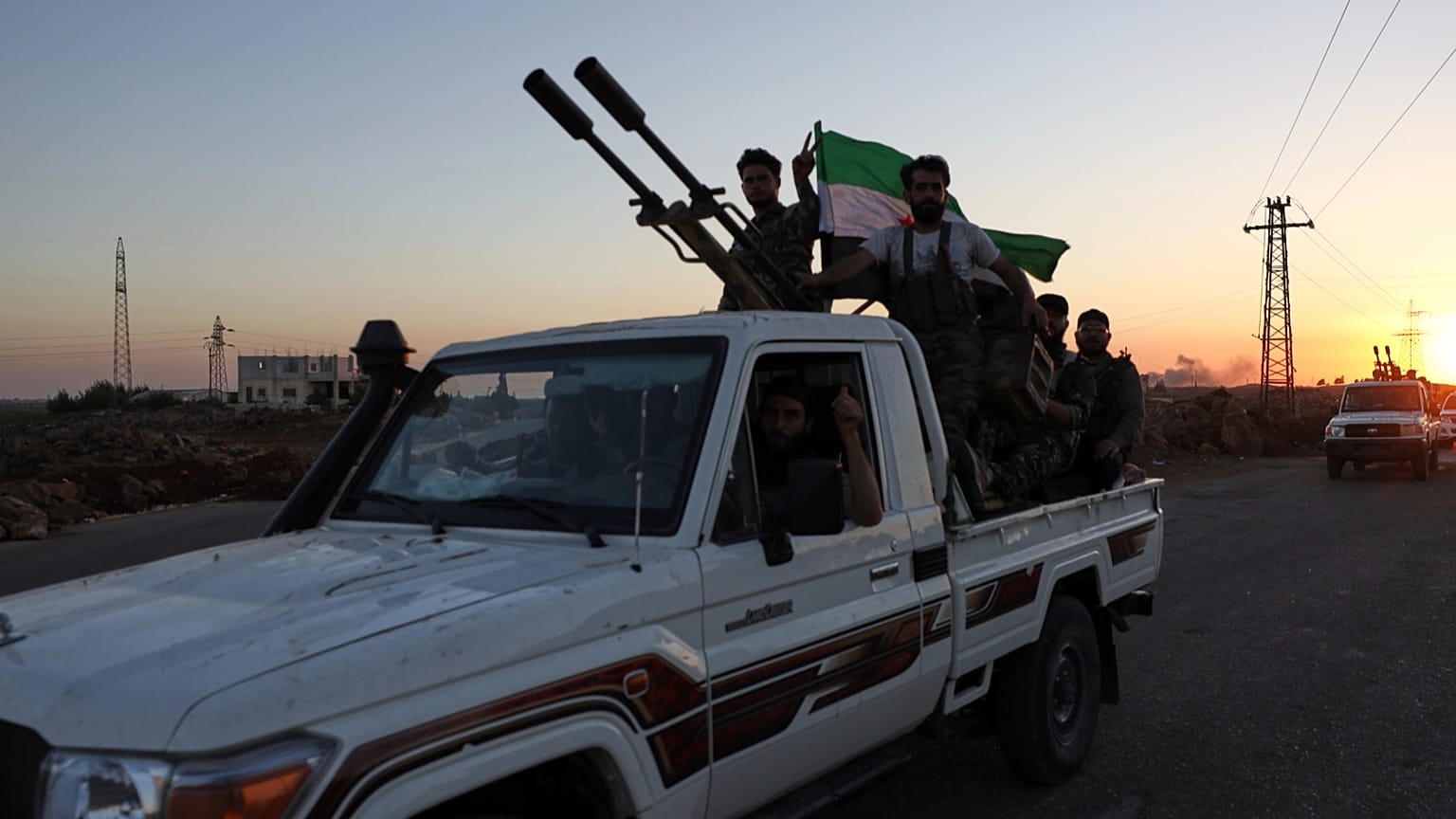Un convoy de fuerzas gubernamentales avanza hacia la ciudad de Sweida, en el sur de Siria, el martes 15 de julio de 2025.