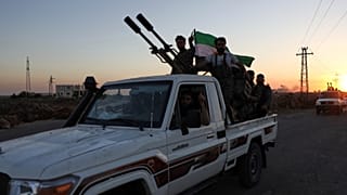 Un convoy de fuerzas gubernamentales avanza hacia la ciudad de Sweida, en el sur de Siria, el martes 15 de julio de 2025.