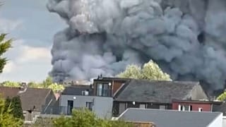 Vídeo fornecido por Morgan Hermans, fumo do incêndio no festival Tomorrowland