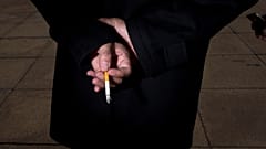 Сфера действия директивы о налогообложении табака также будет расширена и будет включать жидкости для электронных сигарет, жевательный и назальный табак, а также новые никотиновые продукты.