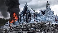 Μαύρο σύννεφο καπνού που βγαίνει από την κεντρική σκηνή του Tomorrowland μετά από πυρκαγιά που ξέσπασε, Boom, Βέλγιο, 16.07.2025, VRT μέσω EBU.