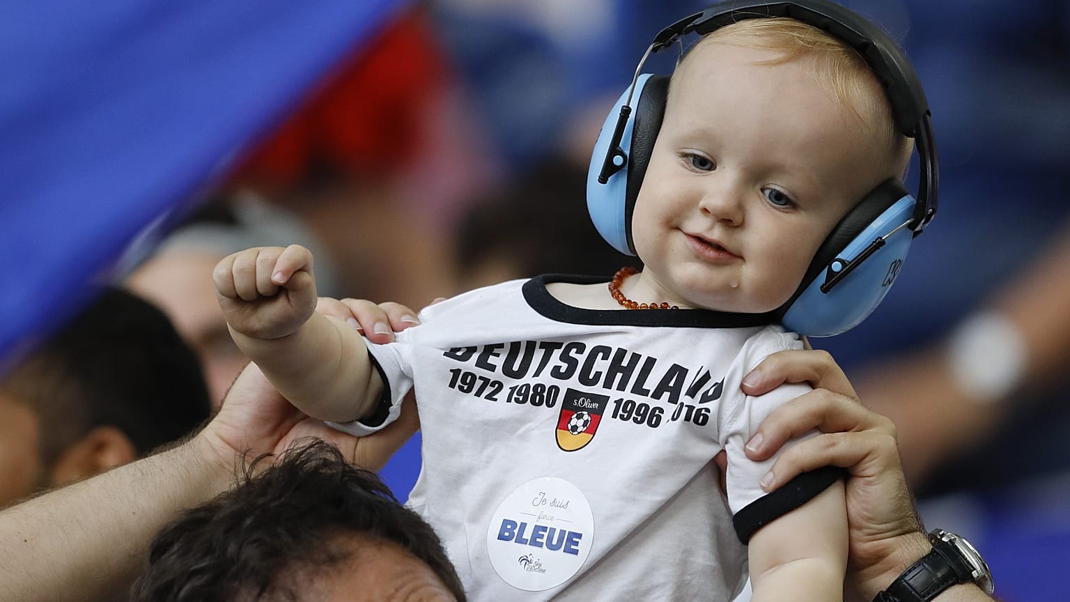 Archivfoto: Baby beim Fußballspiel Deutschlands