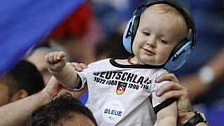 Archivfoto: Baby beim Fußballspiel Deutschlands