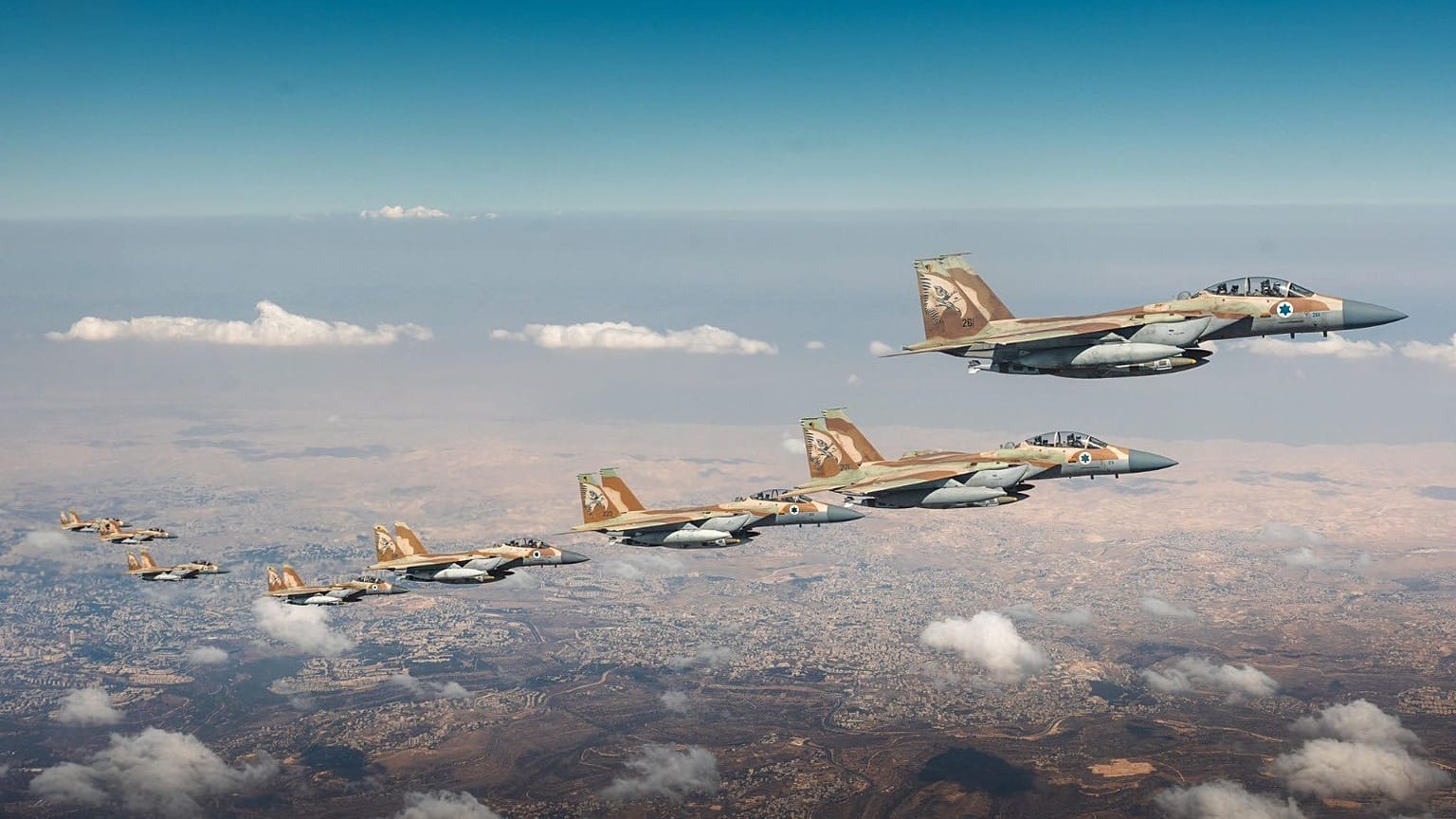 Combatentes do exército israelita a caminho de Teerão