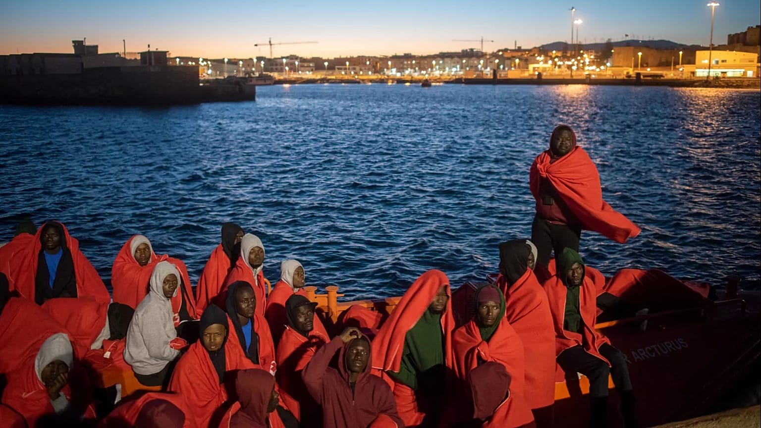 Nesta fotografia de sexta-feira, 27 de julho de 2018, migrantes descansam a bordo do barco do Serviço de Salvamento Marítimo espanhol Arcturus no porto de Tarifa.