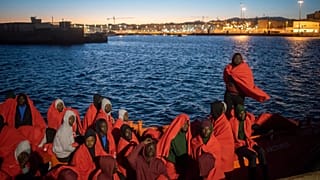 Nesta fotografia de sexta-feira, 27 de julho de 2018, migrantes descansam a bordo do barco do Serviço de Salvamento Marítimo espanhol Arcturus no porto de Tarifa.