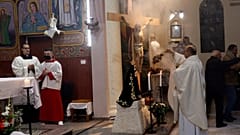 Gabriel Romanelli, párroco de la Franja de Gaza, reza durante la misa de Nochebuena en la Iglesia Católica de la Sagrada Familia en la ciudad de Gaza en una foto de archivo.