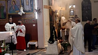 Gabriel Romanelli, párroco de la Franja de Gaza, reza durante la misa de Nochebuena en la Iglesia Católica de la Sagrada Familia en la ciudad de Gaza en una foto de archivo.