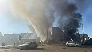 Deux imposants panaches de fumée s'échappent des véhicules et des magasins en flammes dans le centre de Dobropillia après une frappe aérienne russe de 500 kg le 16 juillet 2025.