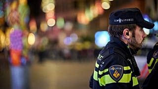 La policía holandesa asegura una calle comercial después de un incidente de apuñalamiento en el centro de La Haya, 29 de noviembre de 2019