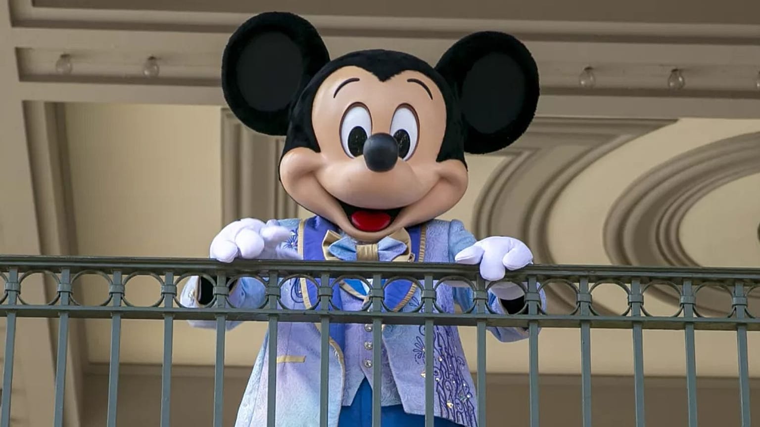 Η Disney μηνύει την εταιρεία Red Earth του Χονγκ Κονγκ, λέγοντας ότι πουλάει παράνομα κοσμήματα Μίκυ Μάους
