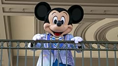Η Disney μηνύει την εταιρεία Red Earth του Χονγκ Κονγκ, λέγοντας ότι πουλάει παράνομα κοσμήματα Μίκυ Μάους
