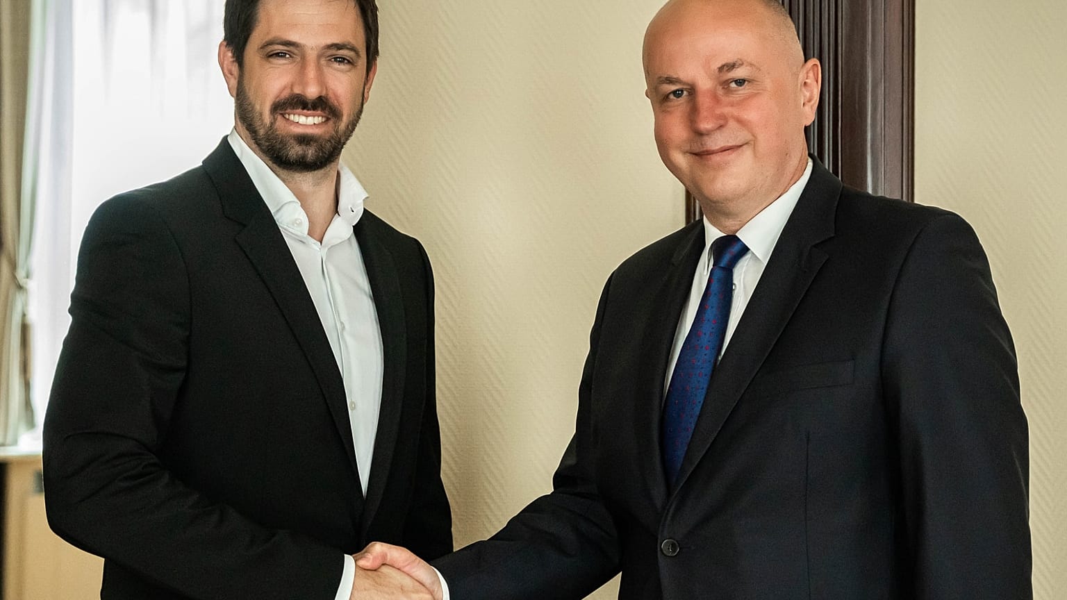 Magyar Levente Jacek Śladewskivel, a külképviselet ügyvivőjével 