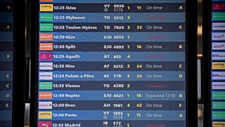 Un panneau d'information sur les départs est visible à l'aéroport d'Orly, près de Paris, alors que les contrôleurs aériens français sont en grève le 4 juillet. 