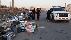 جنود حكوميون يقفون بجانب مصادرة الأشياء المسروقة خلال اشتباكات في مدينة السويداء بين القوات الحكومية والميليشيات الدرزية