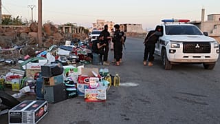 جنود حكوميون يقفون بجانب مصادرة الأشياء المسروقة خلال اشتباكات في مدينة السويداء بين القوات الحكومية والميليشيات الدرزية