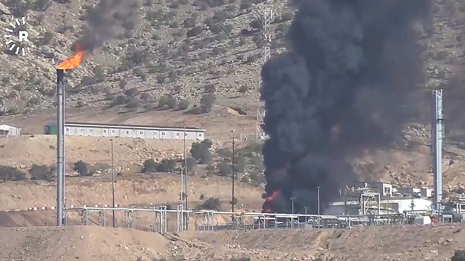 صورة من مقطع فيديو نشرته قناة روداو تي في تظهر تصاعد الدخان الأسود عقب هجمات بطائرات مسيّرة على حقل نفط في قضاء زاخو بإقليم كردستان شبه المستقل في العراق، الأربعاء  2025