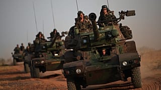 Γάλλοι στρατιώτες περιπολούν με τεθωρακισμένα οχήματα στα περίχωρα της Σεβάρε, Μάλι, Τετάρτη 23 Ιανουαρίου 2013.